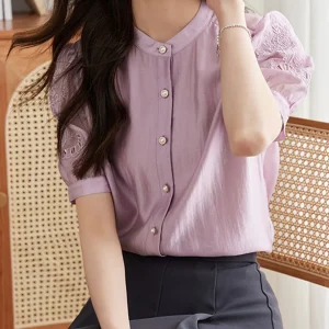 Inès | Haut Rétro Brodé à Manches Bouffantes – Charme & Détails Sculptés